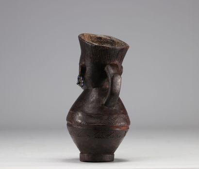 Verseuse Mangbetu en bois sculpté RDC.
Poids:...
