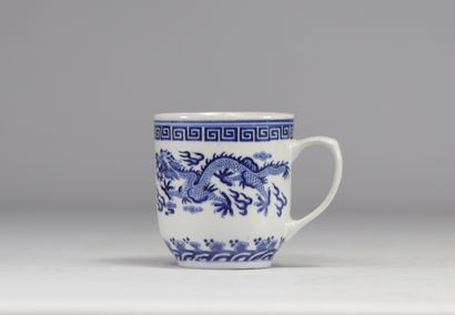 Chine, tasse en porcelaine à motif de dragons.
Poids:...