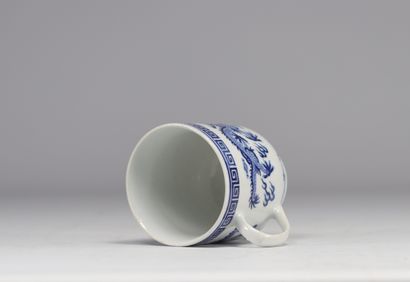 Chine, tasse en porcelaine à motif de dragons.
Poids:...