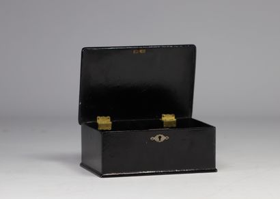 Coffret Russe en papier mâché en laque noire...
