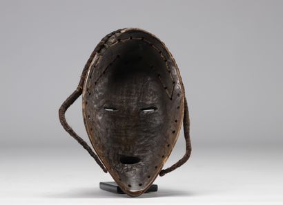 Masque en bois de la tribu Dan à patine foncée.
Poids:...