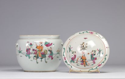 Chine, pot couvert en porcelaine, à décor...