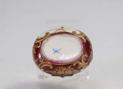 Boîte en porcelaine à décor romantique avec...