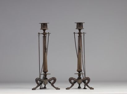 Paire de bougeoirs colonnes en bronze, pieds...