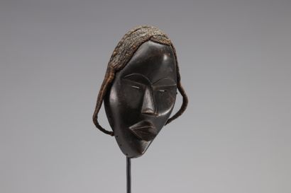 Masque en bois de la tribu Dan à patine foncée.
Poids:...