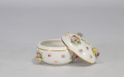 boîte couverte en porcelaine de Meissen à...