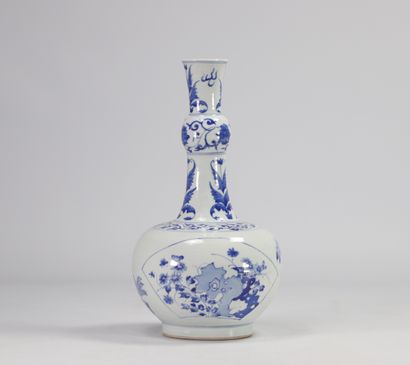 Vase en porcelaine de chine blanc bleu à...