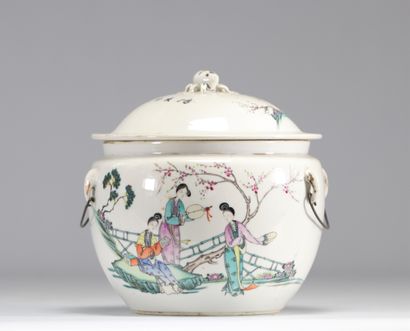 Famille rose covered tureen decorated with...