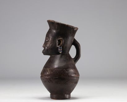 Verseuse Mangbetu en bois sculpté RDC.
Poids:...