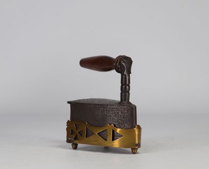 Set of three antique irons with wooden handles
Weight:...