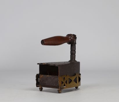 Set of three antique irons with wooden handles
Weight:...