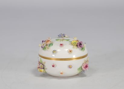 boîte couverte en porcelaine de Meissen à...
