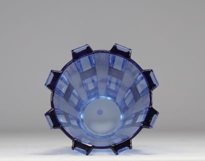 Scailmont vase, blue, Art Deco 1930-1935
Weight:...