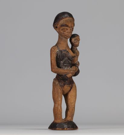 Wooden statue of a mother, Shokwé tribe.
Weight:...