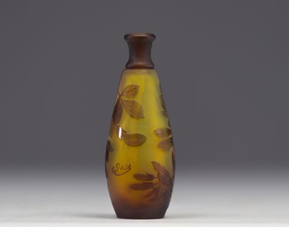 Émile GALLÉ, petit vase en verre multicouche...
