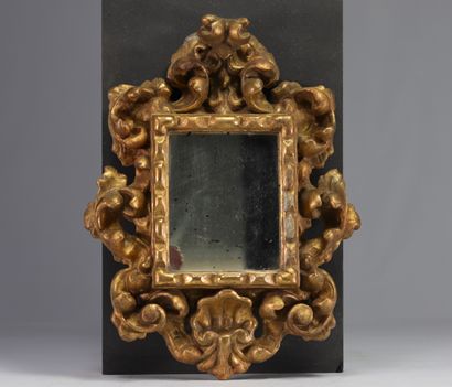 Miroir en bois sculpté doré à décor de coquille...