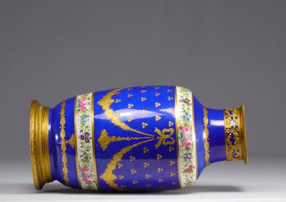 Sèvre, vase en porcelaine bleue à décor de...