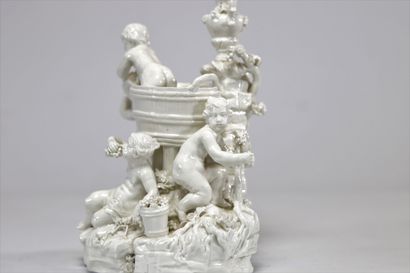 Groupe en porcelaine de Tournai (BE), allégorie...
