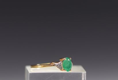 Bague en or 18k, émeraude de taille ovale...