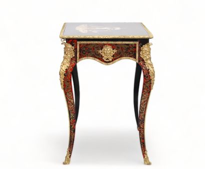 Exceptionnelle petite table en marqueterie...