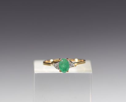 Bague en or 18k, émeraude de taille ovale...