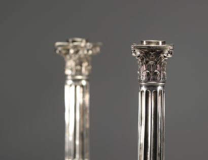 Paire de bougeoirs à décor de colonne en...