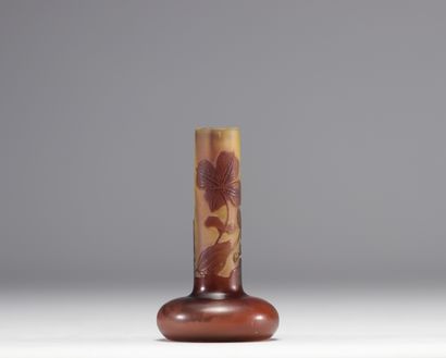 Émile GALLÉ, petit vase soliflore en verre...