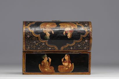 Inde - Coffret en bois peint à décor de personnages...