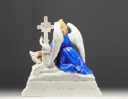 Ange au pied de la croix, imposant bénitier...