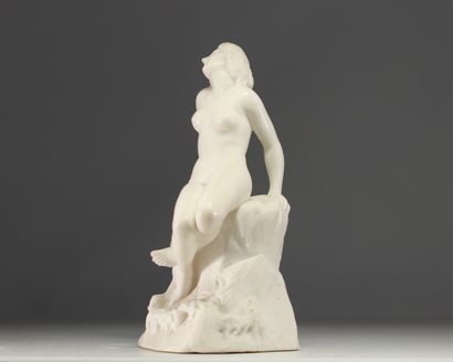 Jeune femme nue assise sur un rocher se lovant...