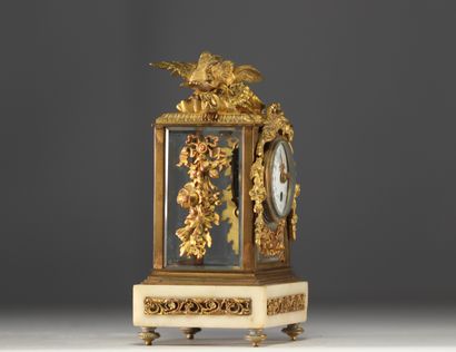 Pendule en bronze doré à décor de moineaux...