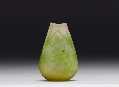 Émile GALLÉ (1846-1904) - Petit vase en verre...
