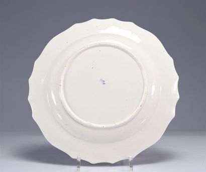 Grand plat en porcelaine de Tournai à décor...