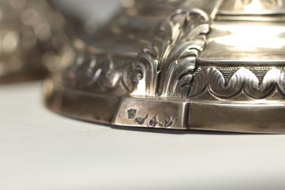 Paire de bougeoirs à décor de colonne en...