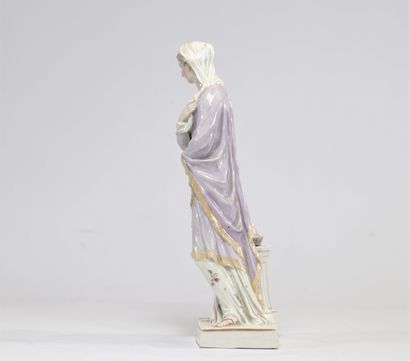 Jeune femme en porcelaine probablement du...
