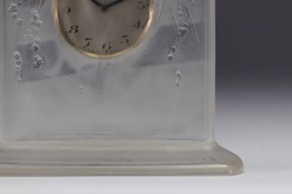 René LALIQUE (1860-1945), petite pendule...