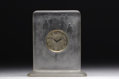 René LALIQUE (1860-1945), petite pendule...