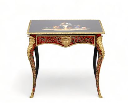 Exceptionnelle petite table en marqueterie...