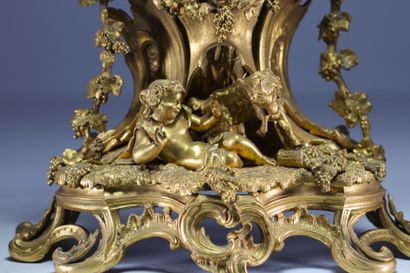 Pendue de cheminée de style Louis XV en bronze...