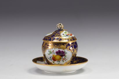 MARCOLINI, Sucrier et soucoupe en porcelaine...