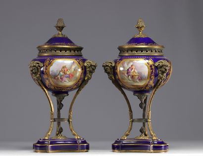 Paire de cassolettes en porcelaine de Sèvres...