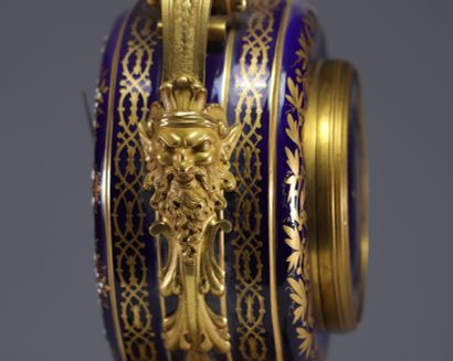 Rare pendule en porcelaine bleue de Sèvres...
