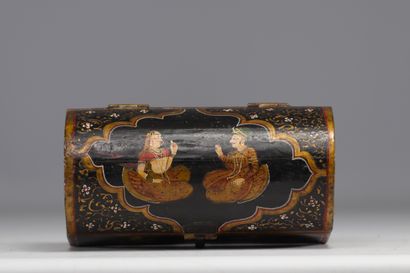 Inde - Coffret en bois peint à décor de personnages...