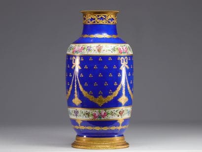 Sèvre, vase en porcelaine bleue à décor de...