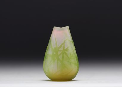 Émile GALLÉ (1846-1904) - Petit vase en verre...