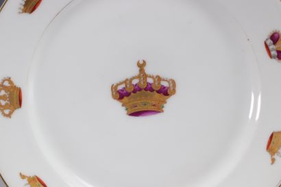 Assiette en porcelaine blanche à décor à...