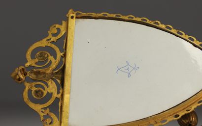 Paire d'appliques en porcelaine de Sèvres...