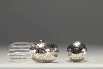 Ensemble de deux boîtes à senteur en cristal,...