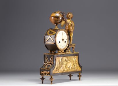 Rare pendule d'époque Empire en bronze doré...