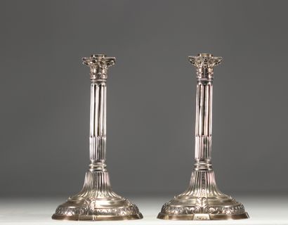 Paire de bougeoirs à décor de colonne en...
